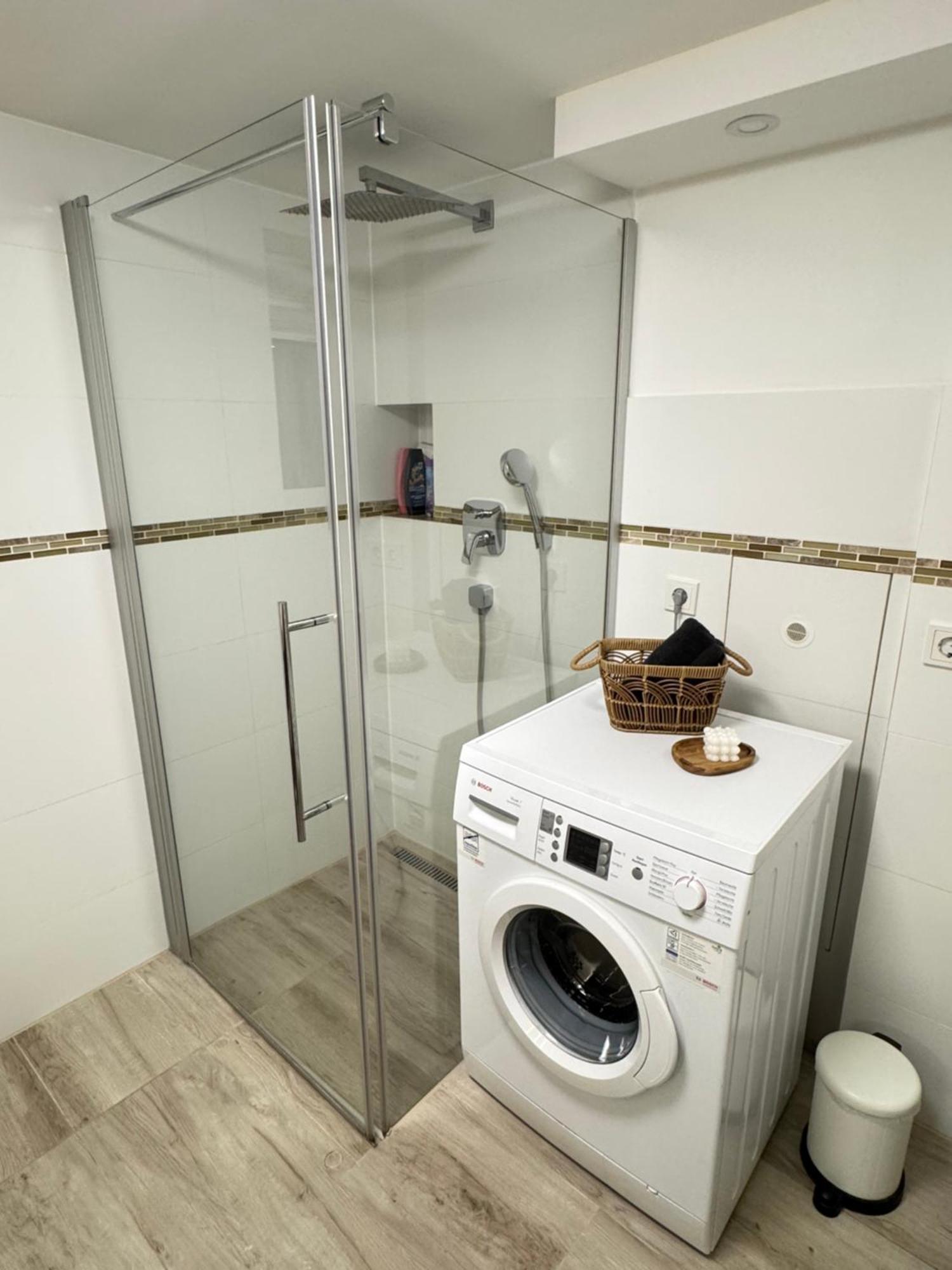 Family & Friends Hannover 75M2, Messe Bagian luar foto