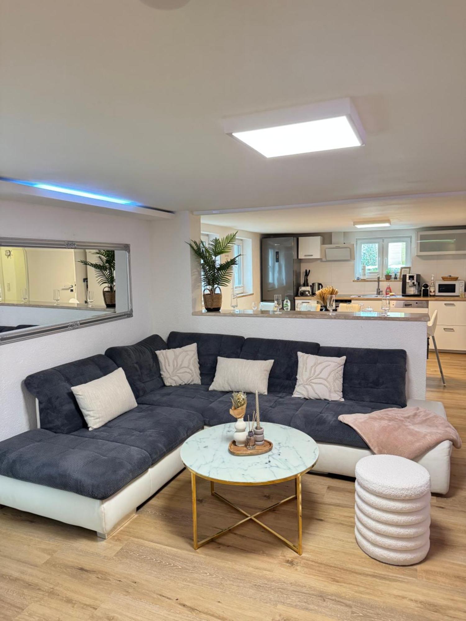 Family & Friends Hannover 75M2, Messe Bagian luar foto